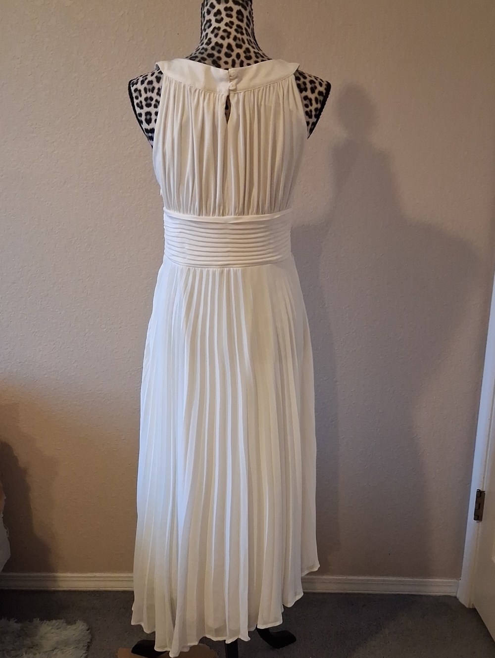 Signature by Sangria White Marilyn Monroe Pleated High-Low Halter Dress. 10 - Picture 4 of 9